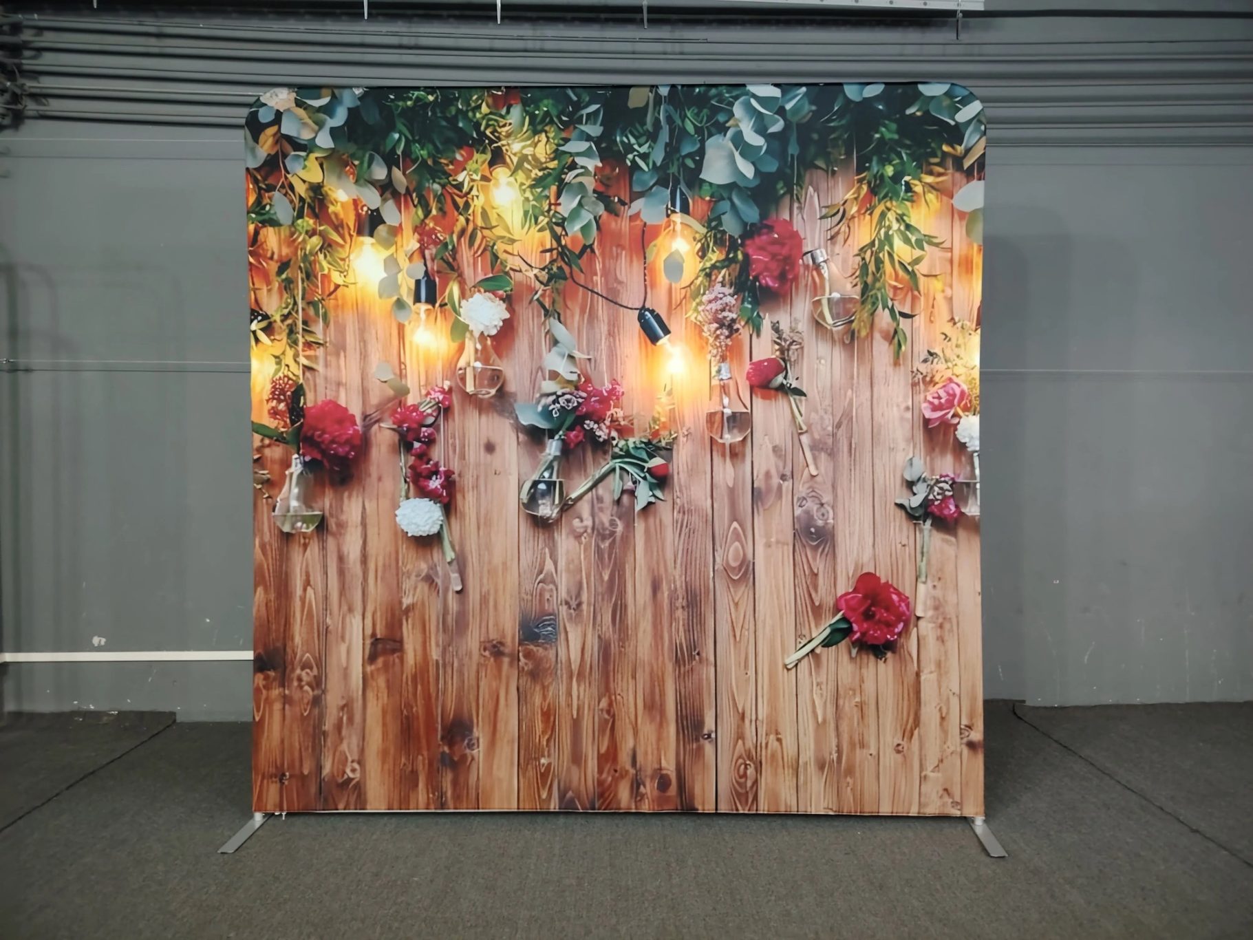 Hintergrund aus Holz mit Blumen, Lichtern und einer romantischen Atmosphäre.