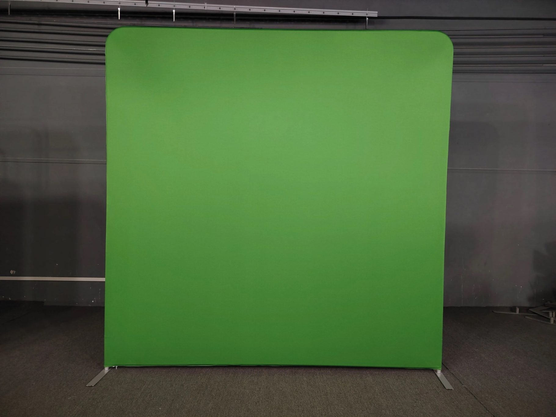 Ein einfarbiger grüner Hintergrund, geeignet für Foto- und Videoaufnahmen.