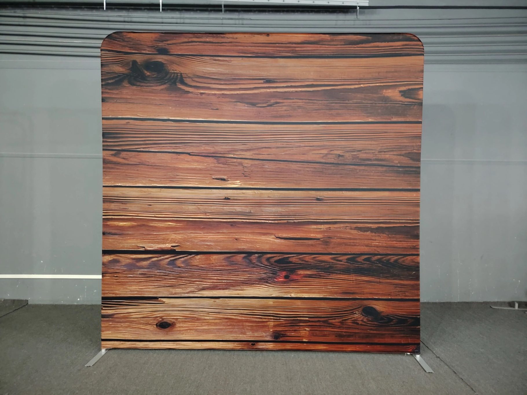 Hintergrund mit vertikalen Holzplanken in warmen Brauntönen.