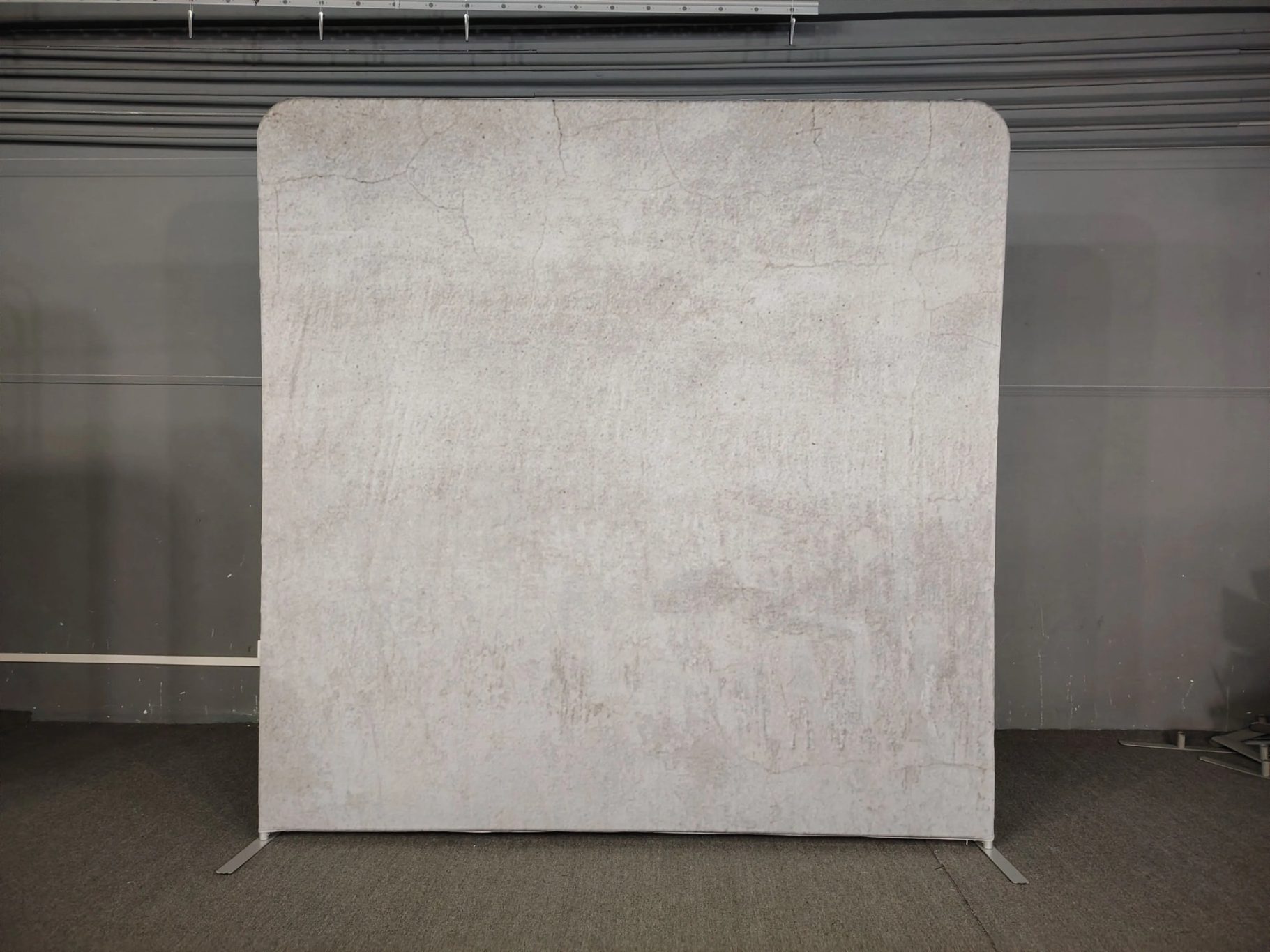 Helle, glatte Hintergrundfläche in neutralem Farbton.