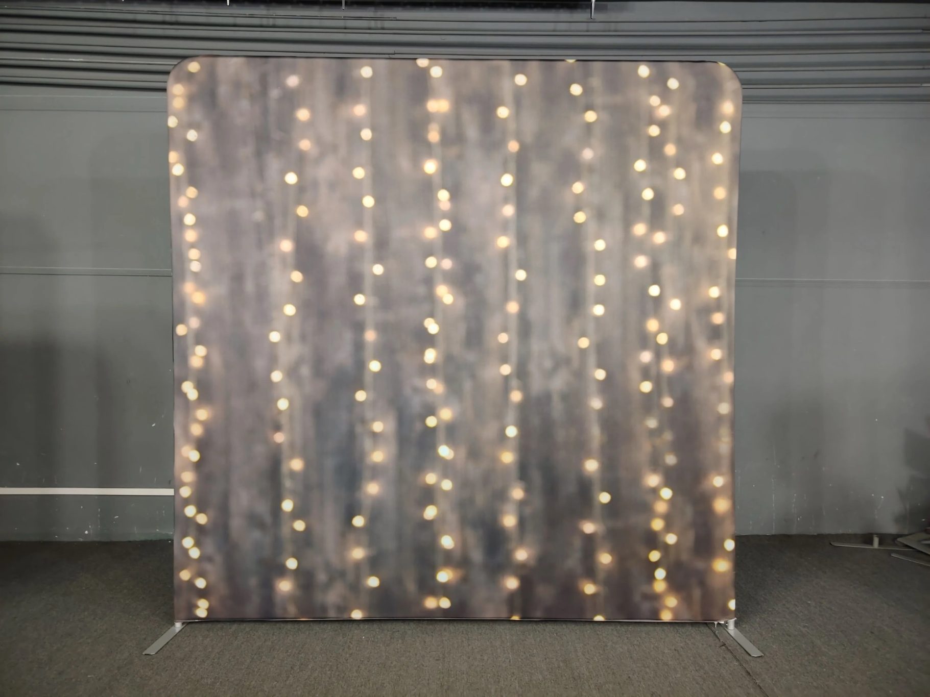 Hintergrund mit hängenden Lichtern auf einer rustikalen Holzpaneeloberfläche.