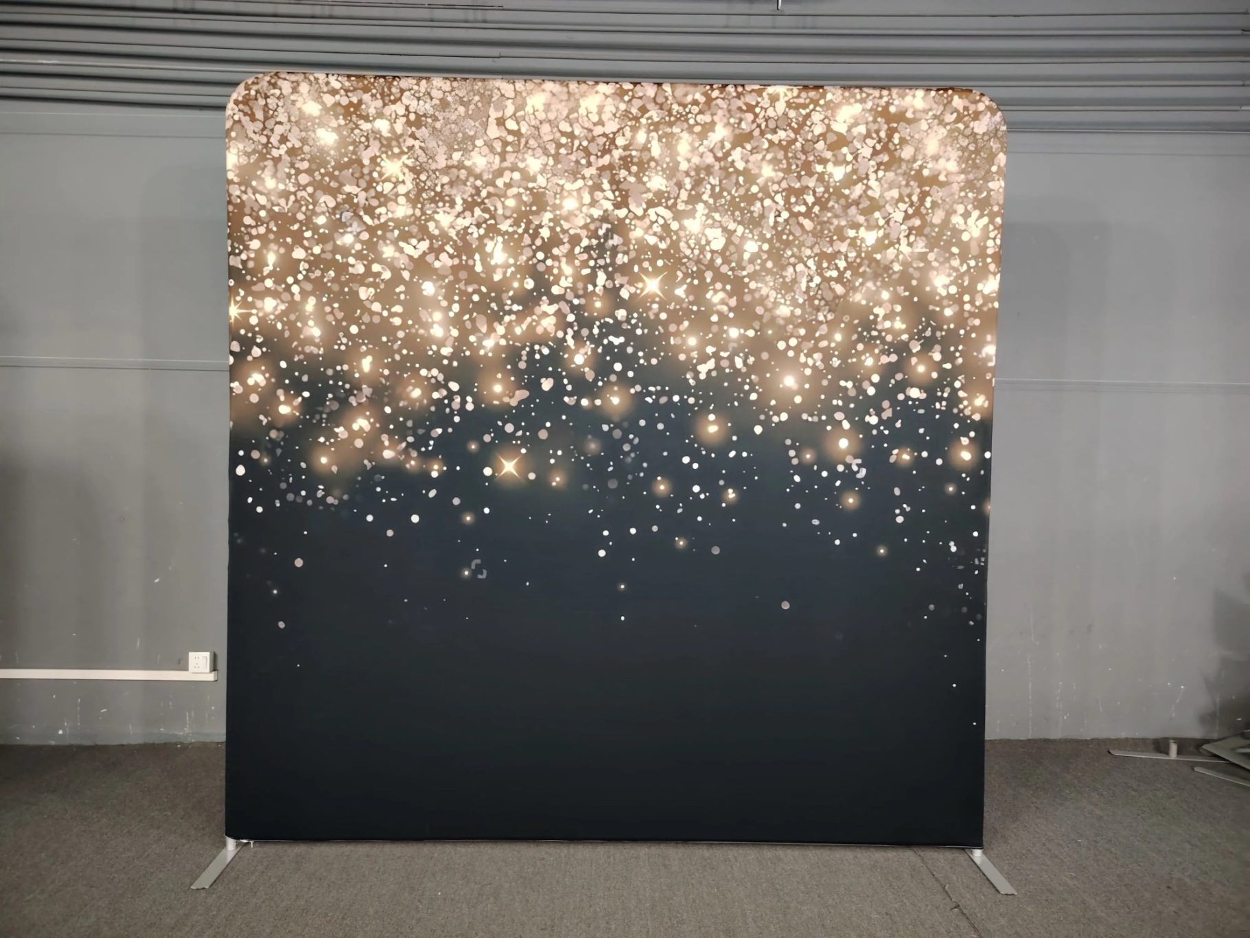 Hintergrund mit glänzenden Lichtern, die sanft auf einen dunklen Farbverlauf leuchten.